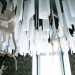...e lampadari a forma di scimmiette che pendono dal soffitto